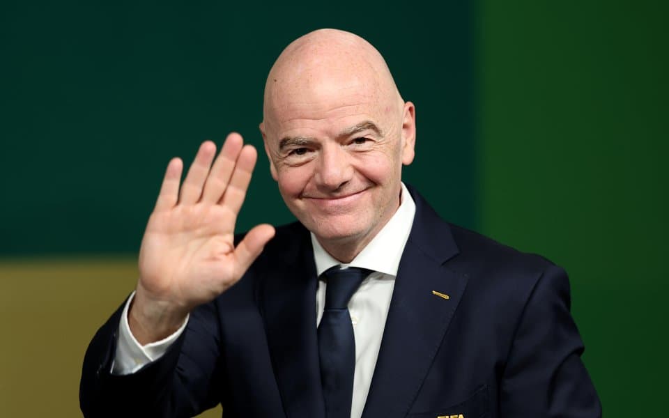 Инфантино отрече да е получавал втора заплата